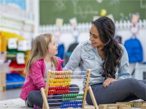 Professora e aluna em escola